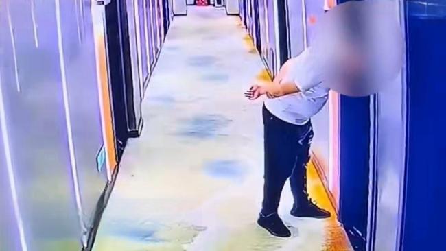 男子半夜潜入酒店趴地偷听