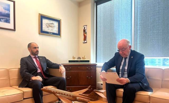 △卡塔尔常驻国际民用航空组织代表阿卜杜拉·马尔基（左）20日向国际民航组织理事会主席夏基塔诺递交信函