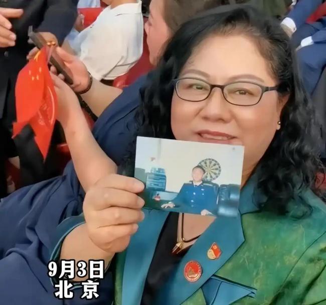 “海空卫士”王伟遗孀携照片看阅兵