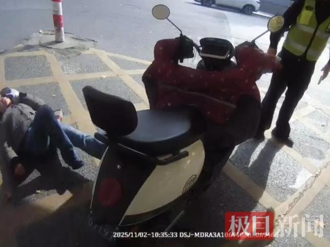 女子骑电动车被罚20元躺地上撒泼