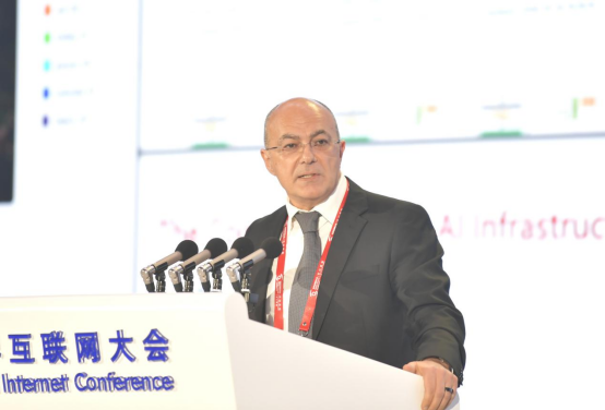 沙赫兰·杜斯塔：构建大规模分布式人工智能系统需多要素协同