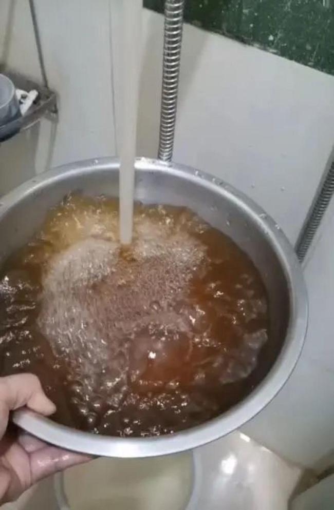 自来水呈黄色 居民:炒菜省酱油