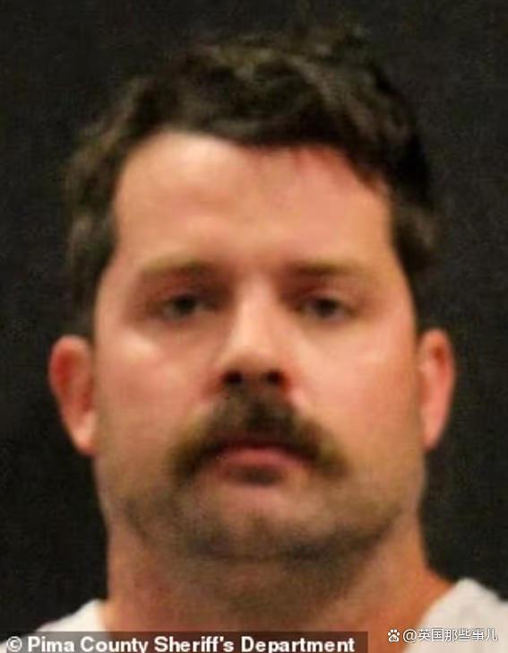 国外男子把女儿留车内致其热死