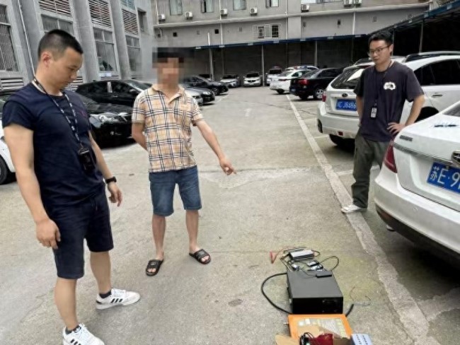 摆摊送礼暗藏手机号贩卖骗局