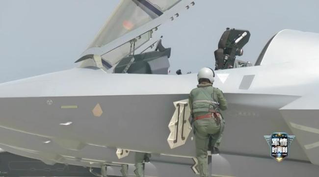 歼-35登机画面曝光：自带小梯子