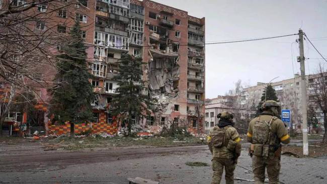 大量俄军骑摩托车涌入红军城南部