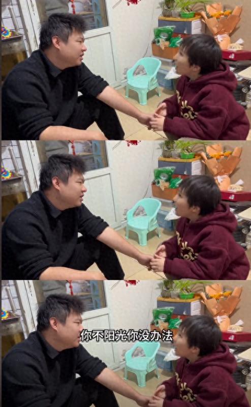 8岁儿子患脑瘤失明，重庆妈妈带男孩北京摆摊擦鞋抗癌