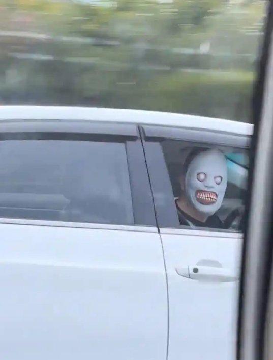 高速有人戴恐怖面具吓车
