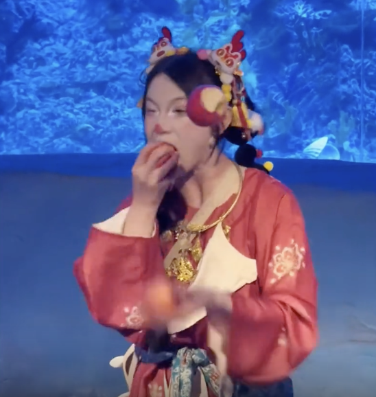 00后女生海洋馆抛苹果边抛边啃