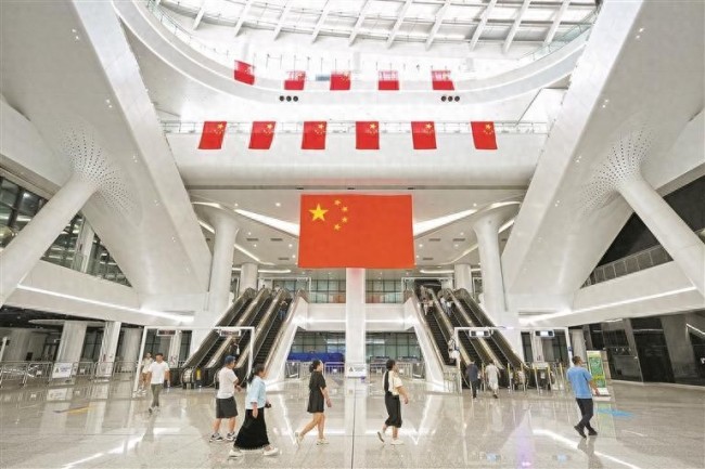 深圳地铁被中国红刷屏了 国旗高悬引市民打卡