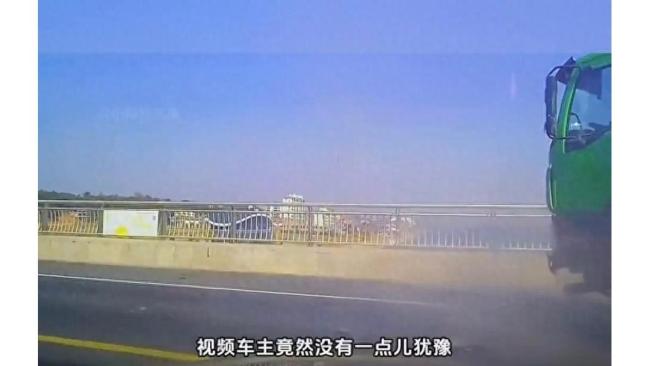 两辆大货车并排行驶其中一辆逆行