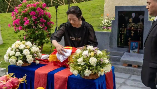 黄旭华魂归汕尾故乡,长女擦拭骨灰盒。 黄旭华魂归汕尾故乡,长女擦拭骨灰盒。