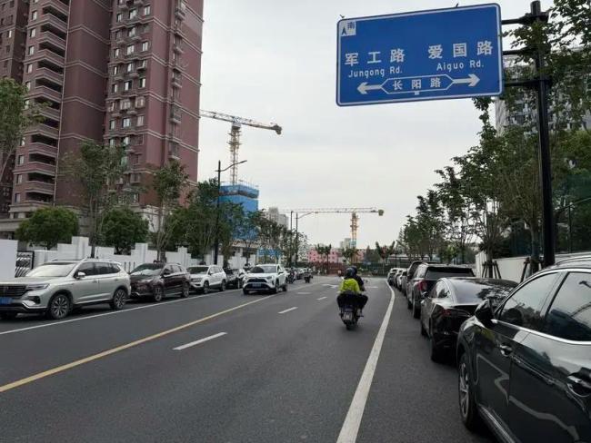 上海一新通车马路停满临停车