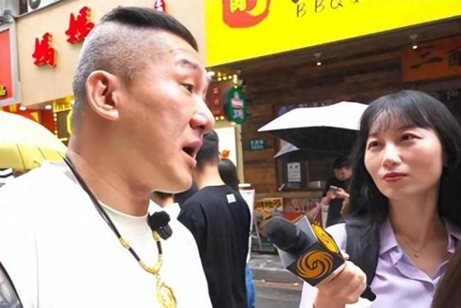 台网红“馆长”升国旗观礼神情庄重