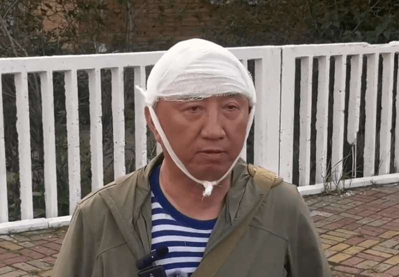 凤凰卫视战地记者卢宇光头部受伤。 凤凰卫视战地记者卢宇光头部受伤。