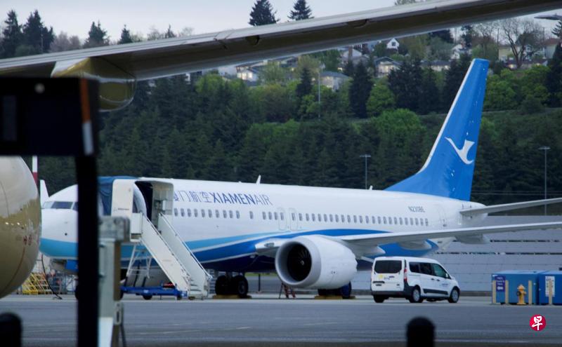 一架为中国客户厦门航空制造的全新波音737 MAX客机，4月19日停放在美国华盛顿州西雅图的金县国际机场。今年4月美国宣布对中国加征高额关税，导致波音暂停向中国交付客机。（路透社）.jpg