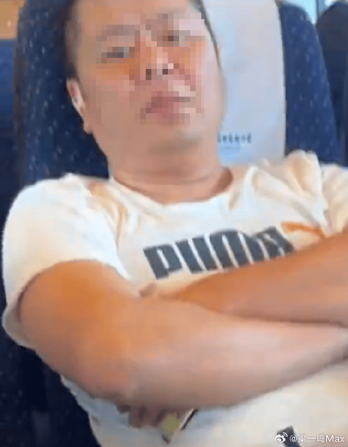 在高铁上除鞋将脚放座位上的男子。