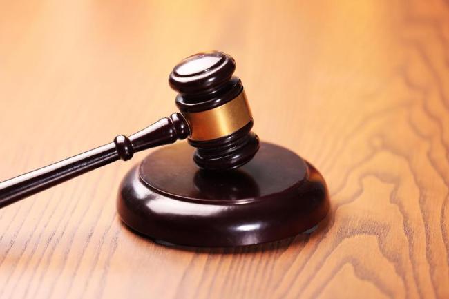 男子遛狗不拴绳殴打邻居