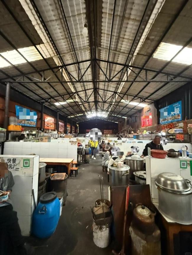 丽江网红美食地被指像公厕