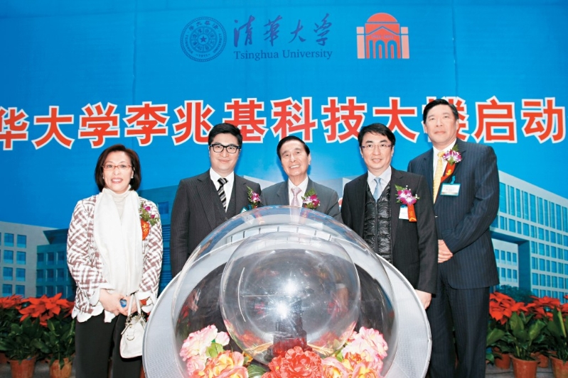 2011年,李兆基出席清华李兆基科技大楼动工仪式。 2011年,李兆基出席清华李兆基科技大楼动工仪式。