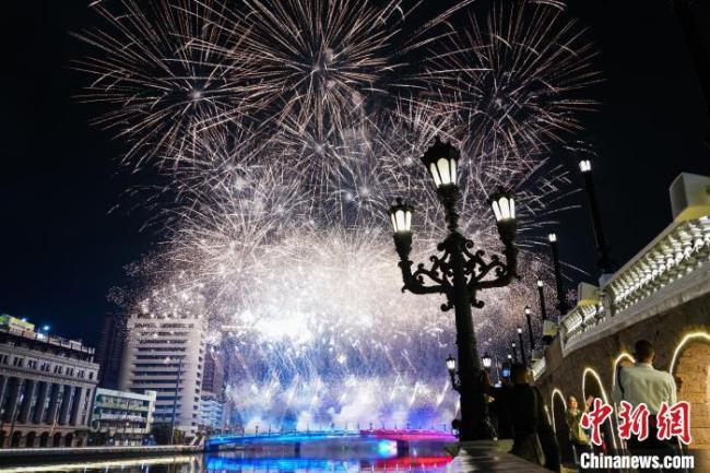 马科斯放烟花庆祝中菲建交玩的哪一出
