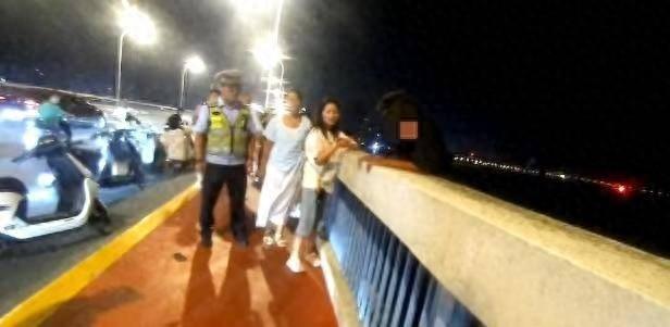 过路武警救下欲跳桥轻生小伙