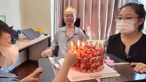 京东前副总裁蔡磊,患渐冻症6年,今日分享其妻儿与他庆祝47岁生辰的影片。蔡磊破冰驿站 京东前副总裁蔡磊,患渐冻症6年,今日分享其妻儿与他庆祝47岁生辰的影片。蔡磊破冰驿站