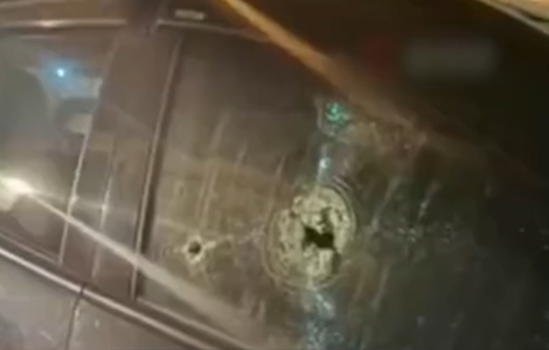子弹穿透车身