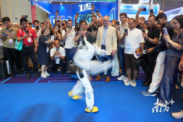 参展商们观看智元机器人表演。