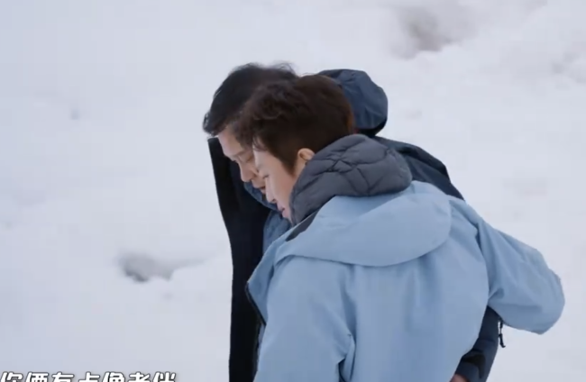 邓超搀着范志毅走路 被王勉吐槽“像老伴”