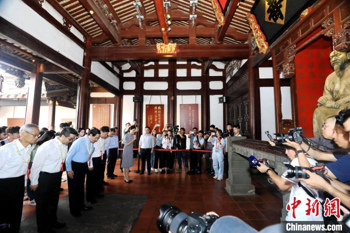 6月18日，中国国民党前主席马英九同中共中央台办、国务院台办主任宋涛，以及台湾青年一行，参访福州市三坊七巷历史文化街区的林则徐故居。 图为一行人向林则徐铜像鞠躬致敬。