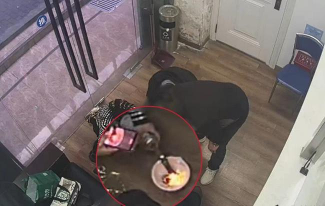 朋友委托赎回“黄金” 一烧全是假的