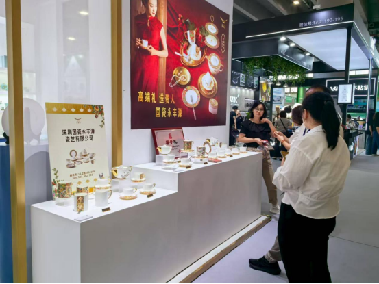 首届广东优品展上，国瓷永丰源产品吸引了不少人驻足。