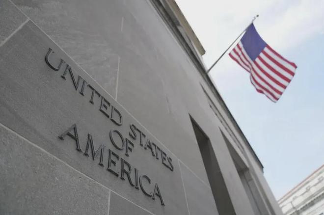 克林顿回应被曝多张女性亲密合影：请美国司法部公开所有照片