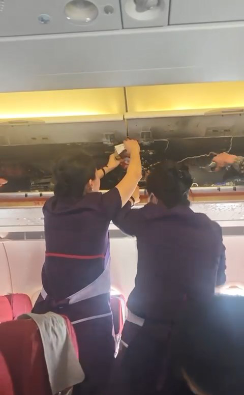 乘客及空姐不断向行李舱倒水及果汁灭火。