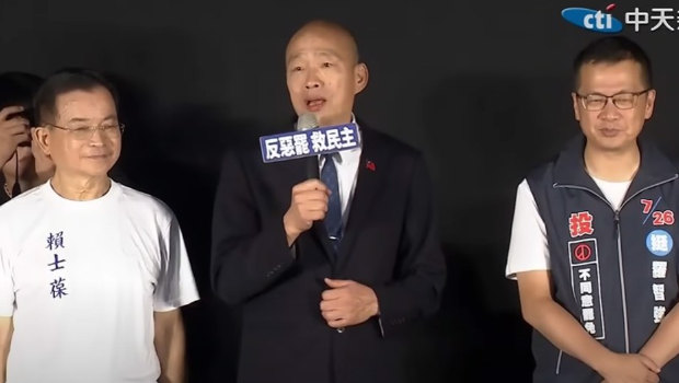国民党“反罢列车”前进景美，韩国瑜（中）现身助讲。