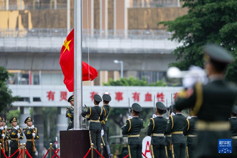5月1日，中国人民解放军驻澳门部队官兵进行升国旗仪式。新华社发（张金加 摄）
