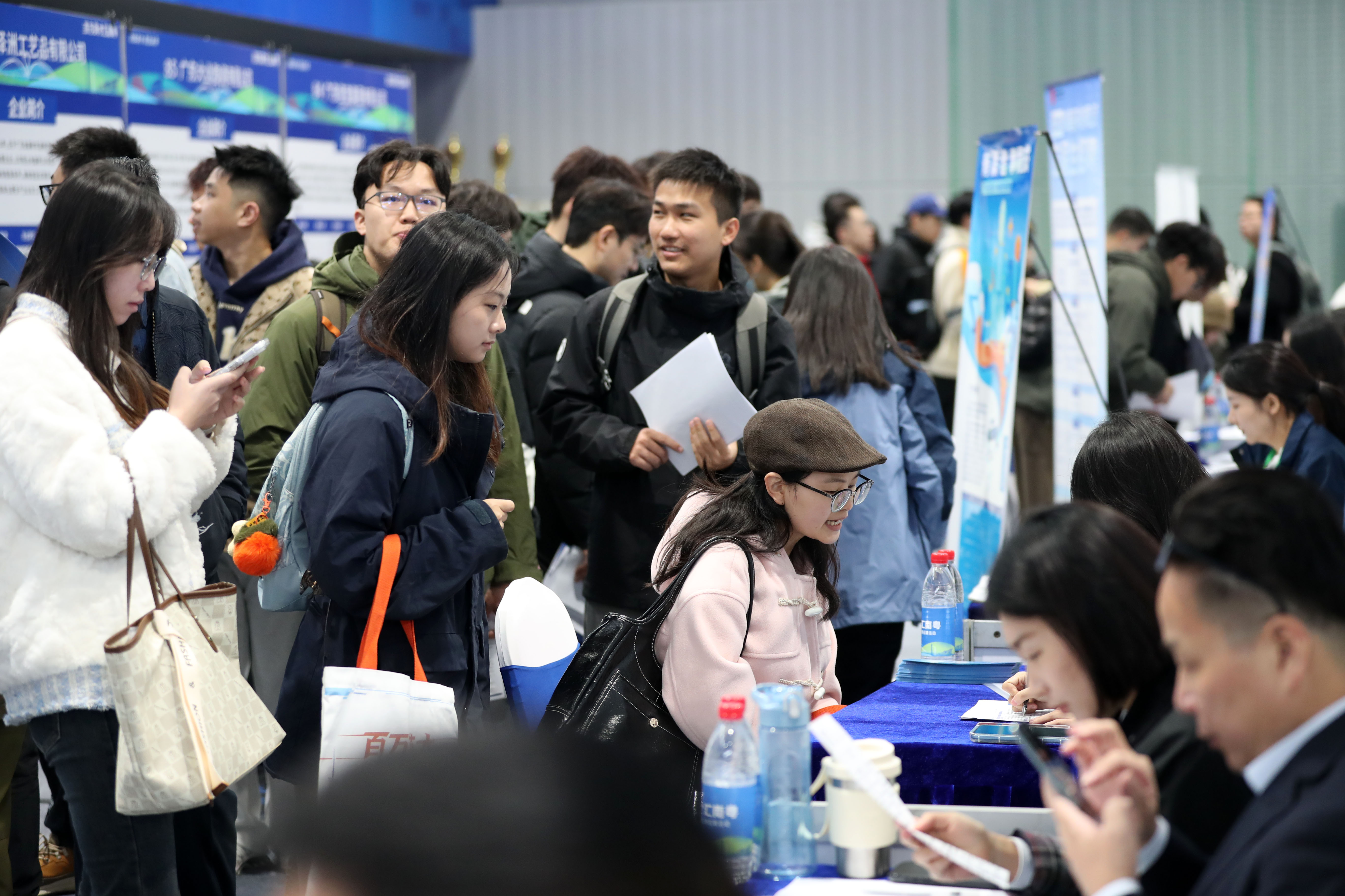活动吸引大量学生前来应聘和咨询。