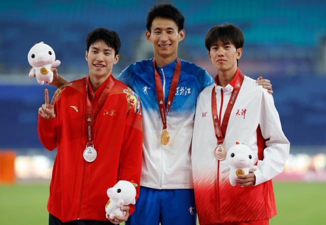 李佳伦获男子跳高金牌