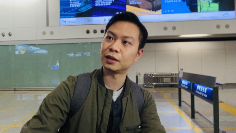 乘客黄先生讲述事件经过，指当时现场有点混乱。 蔡楚辉摄