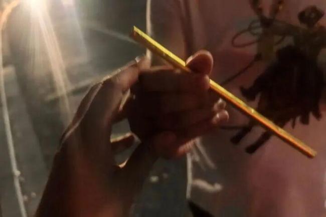 男子100克黄金吸管喝奶茶 价值10万