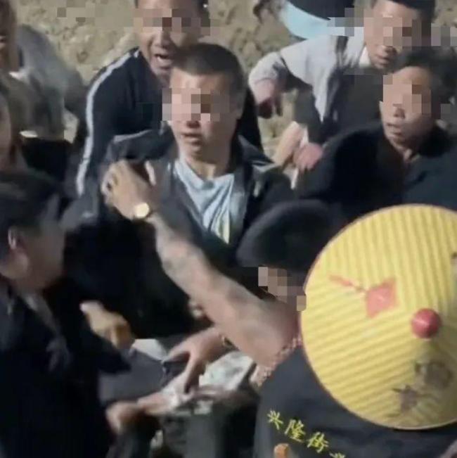 警方介入斗牛比赛现场起冲突