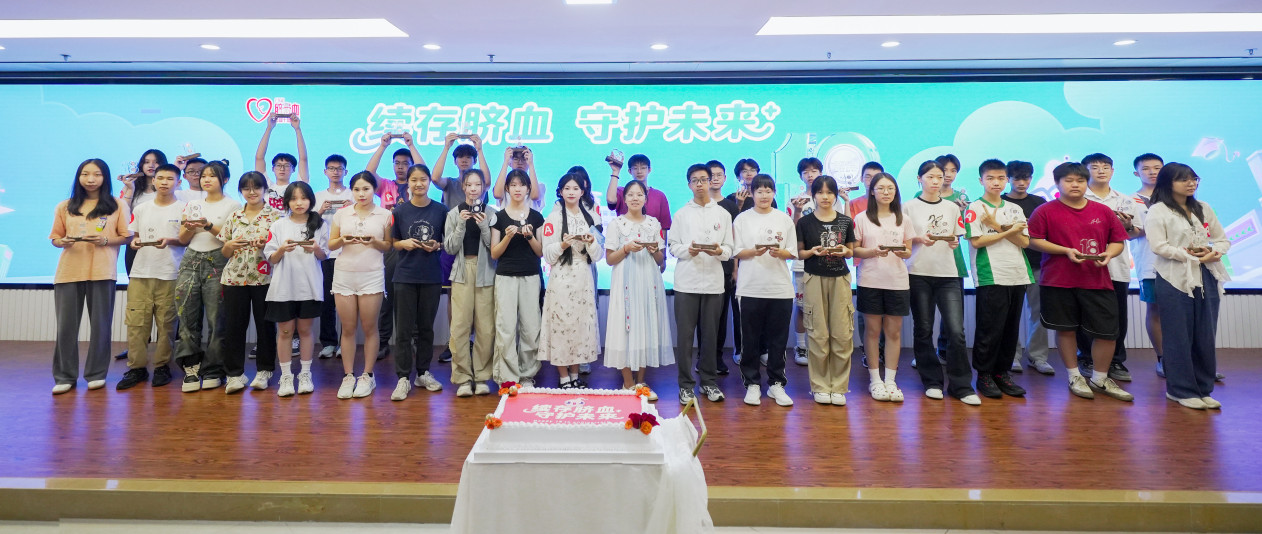续存孩子合影