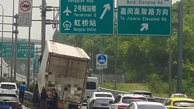 上海外环高速货车与轿车相撞