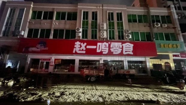 怀集水灾后，有民众趁水打劫，对零食超市“零元购”。
