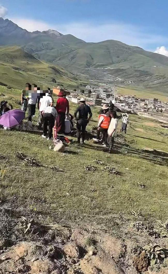 川西游客自驾车钥匙被土拨鼠叼走