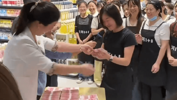 山西超市老板投资黄金赚千万,向公司所有员工分红 山西超市老板投资黄金赚千万,向公司所有员工分红