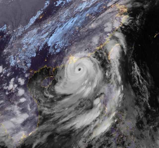 从太空看风王桦加沙 超强台风来袭引发多地警戒！