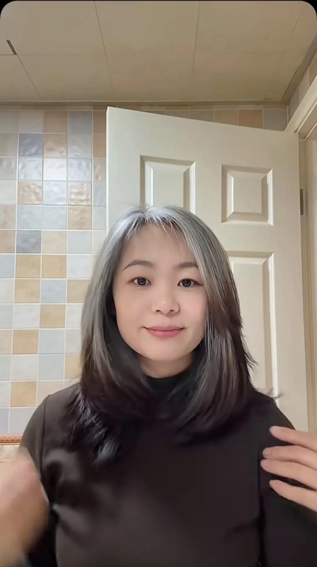40岁女子晒养了13个月的白发 自然美引发热议