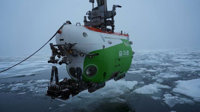 “奋斗者”号在北极密集冰区回收。